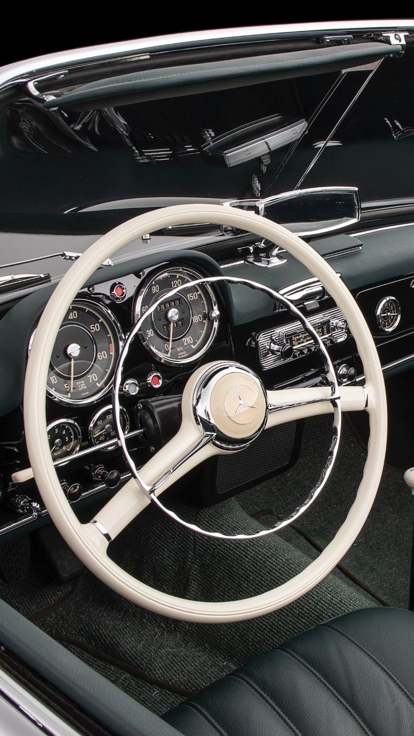 Volante color marfil y tablero de un Mercedes-Benz 190 SL restaurado