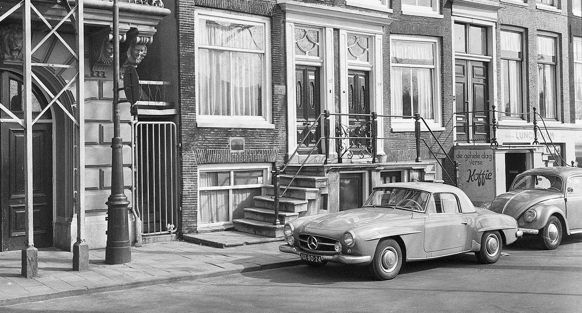 190 SL con hardtop estacionado en una calle de Ámsterdam